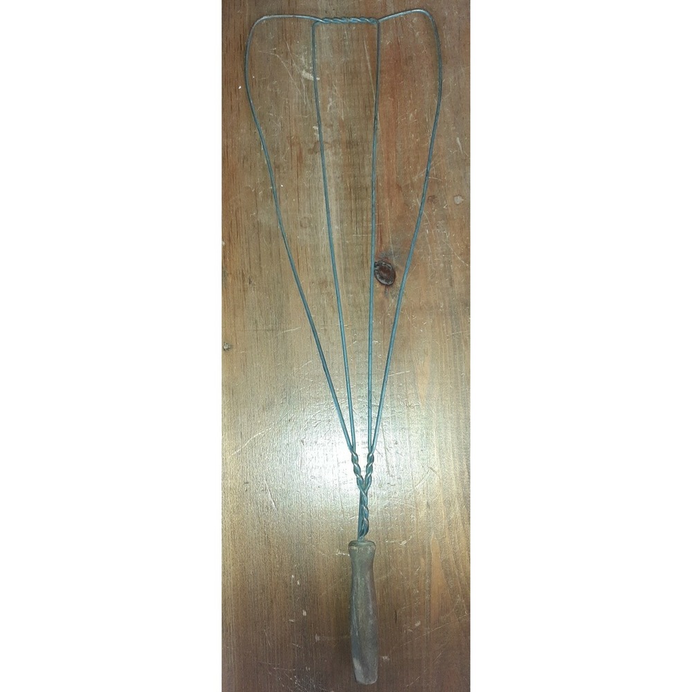 Vintage Large Wire Rug Beater Pillow Fluffer Wooden Handle 25" Long Decorative‎